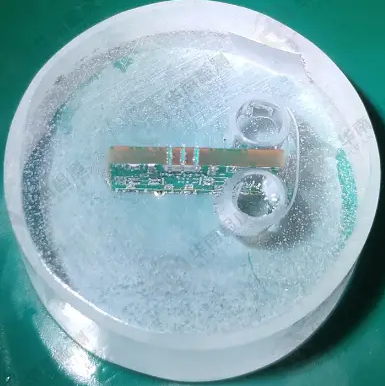 将疑似失效点制成微米级精度的切片 将疑似失效点制成微米级精度的切片