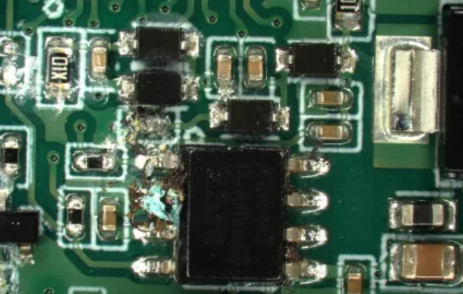 烧毁PCBA外观特写:展示电路板局部碳化、发黑及元件损坏的故障现象 烧毁PCBA外观特写:展示电路板局部碳化、发黑及元件损坏的故障现象
